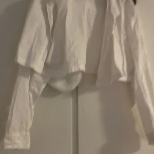 En skjorta  - En vit crop top skjorta som aldrig kommer till användning längre