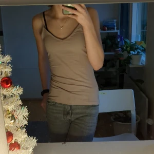 Linne - Jättefint linne ifrån hm, kontakta för mer bilder🩷⭐ Sträcket från första bilden är ljuset🫶🏼