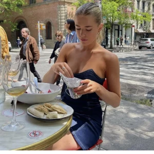 Klänning  - Passar till vardag och fest! Så fin klänning som inte kommer till användning. Nypris 649kr!