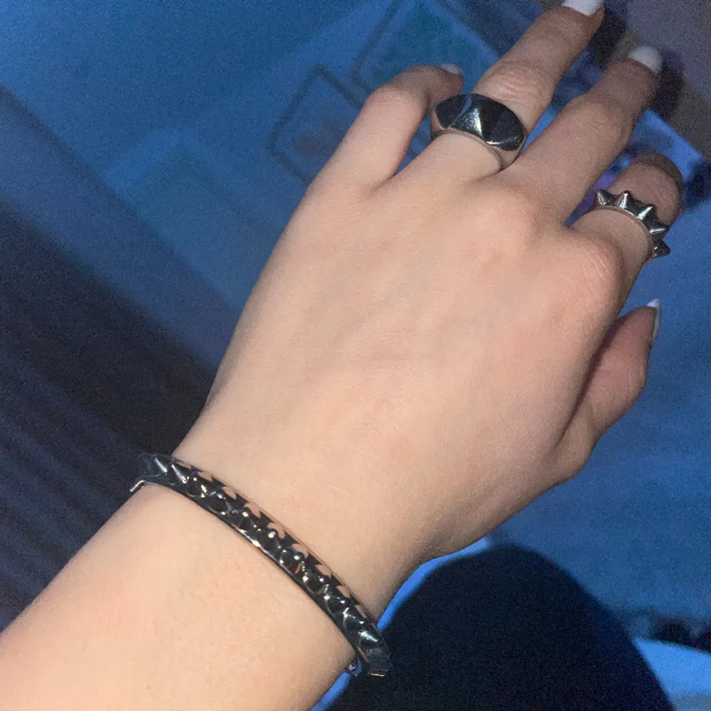 Säljer mitt helt nya Edblad armband, säljer för nästan fullt pris eftersom att den är helt ny. Priset diskuteras ej.💗💋. Accessoarer.