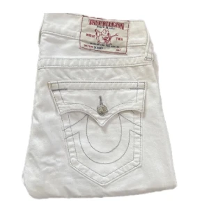 true religion jeans - bra skick  fina jeans, väldigt bekväma  midjemåttet är 43cm, innerbenslängden är 81cm och fotviden är 19cm.  pris kan diskuteras