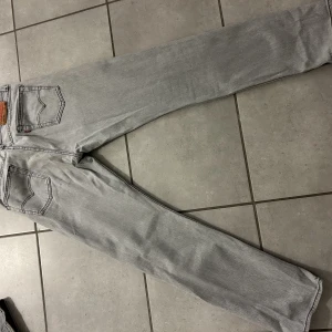 Levis 501 jeans - Levis 501:or. Är i väldigt bra skick och använt ett fåtal gånger, inga märken eller liknande.  Nypris 1099