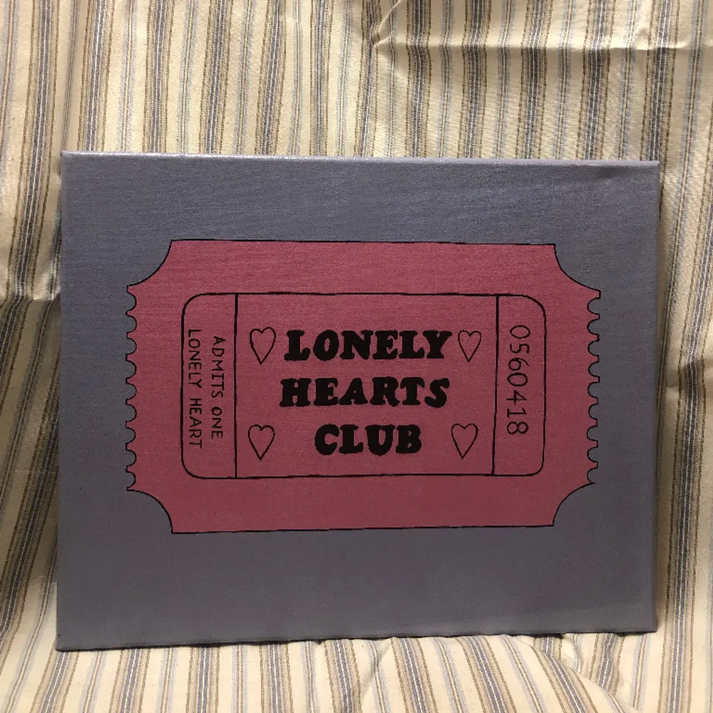 Handmålad tavla med motivet ”lonely hearts club” . Övrigt.