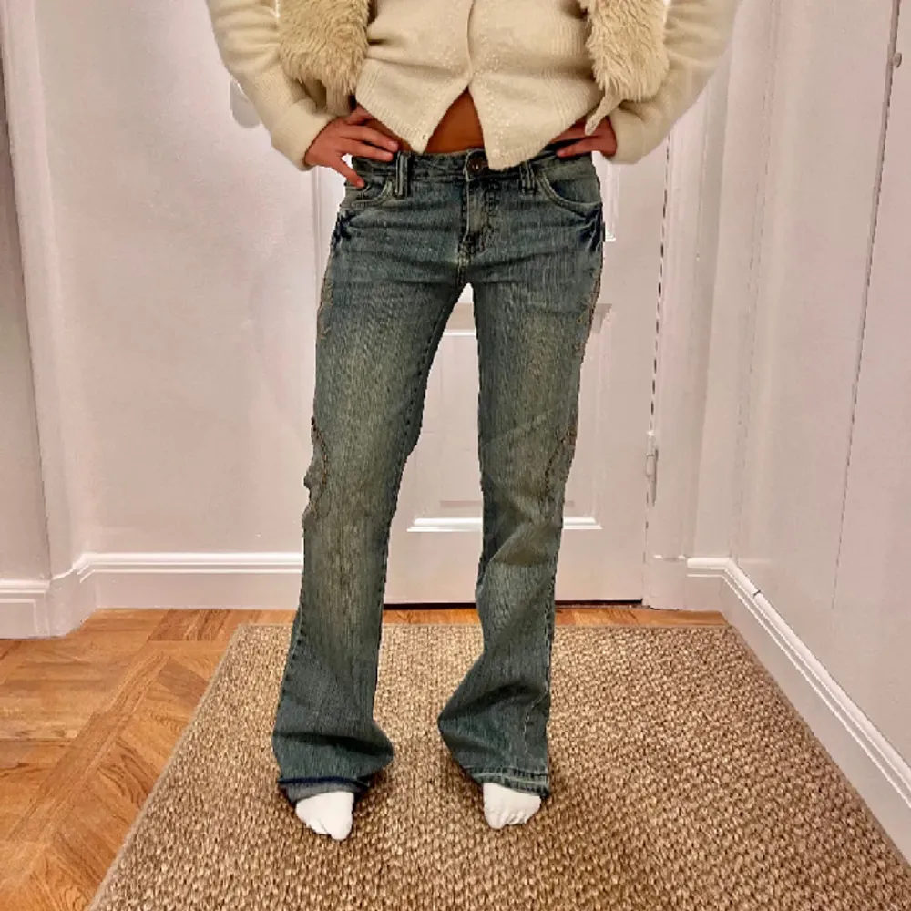 Coola jeans med coola detaljer! Midjemåttet är 79cm, och innerbenslängden är 83💞 Lånade bilder** KÖP!!. Jeans & Byxor.