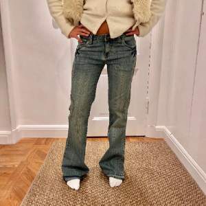 Coola jeans med coola detaljer! Midjemåttet är 79cm, och innerbenslängden är 83💞 Lånade bilder** KÖP!!