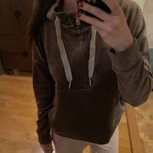 Brun hoodie - Denna fina tröja är perfekt för en filmkväll. Super gosig. Använd fåtal gånger, från Lindex i storlek xs. 