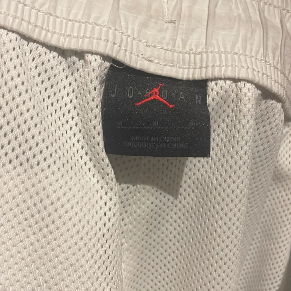 Nike jordan byxor i nylon. Välanvända med bra skick. . Jeans & Byxor.