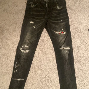 dsquared byxor - Hej! Säljer dsquared skulle passa någon som är ungefär 170 med bälte. 