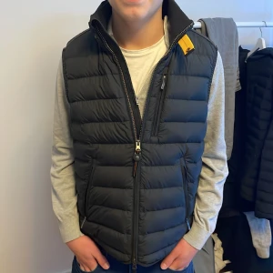 Parajumper väst - Säljer nu min väns parajumper väst som är i nyskick då han fick den under julafton, passade inte riktigt hans stil så han vill sälja den nu. För frågor och funderingar kom PM, pris går att diskuteras💵! Tags finns.