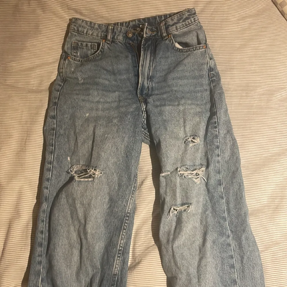 Jeans från New Yorker. Säljs åt systern då den inte är hennes stil längre. Färg: blå. Storlek: 34. Vid frågor eller funderingar får du gärna höra av dig🤗. Jeans & Byxor.