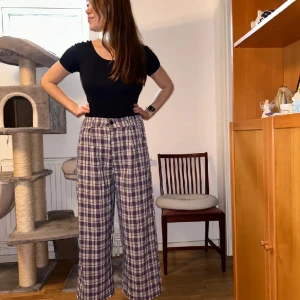 Rutiga Kostymbyxor - Modellen är 175 cm långoch brukar ha storlek 38/S. Köpta på YesStyle, använda 1 gång, stretchiga.