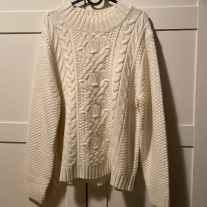 Stickad tröja  - Vi stickad tröja, ganska tjock, sitter mer som än M, bra skicka inga hål eller liknande 
