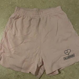 Blackpink shorts - Använd endast en gång. Säljer pga jag inte är inne i kpop längre.