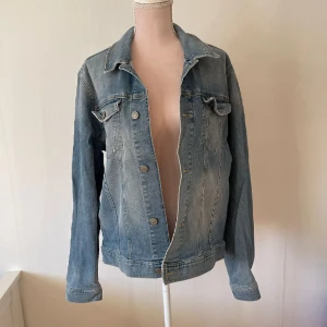 Jeansjacka  - Jeansjacka från Jack and Jones. I storlek XL. Aldrig använd. För bara 129kr. 🩵