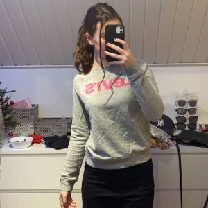 Levis tröja  - En grå Levis tröja i bra skick med rosa logga.