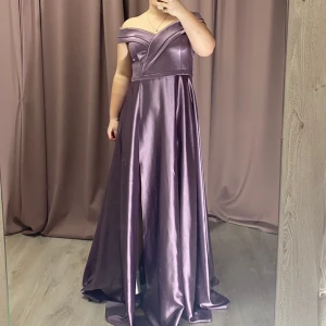 Balklänning  - Helt magisk balklänning med litet släp och slit på höger sida, använd 1 gång varit kemtvättad efter. Jag använder L i toppar och Xl i byxor och är 173 med klackarna i mitten bilden för ett ungefärligt mått. Köpt för 2300kr, pris går att diskuteras.