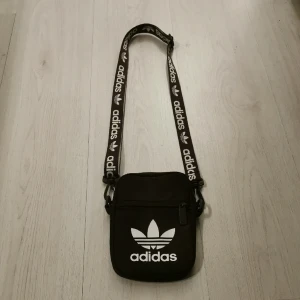 Ssäljer nu min Adidas bag för 200 kr  - Nu säljer jag min Adidas bag för 200 kr den ser ut som svart men är lila 
