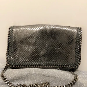 Stella McCartney väska🤍 - Stella McCartney väska  Har haft den ganska länge är inte riktigt min grej längre är lite sönder där nere och lite på framsidan 