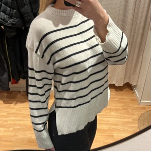 Stickad tröka - Säljer denna fina stickade tröja från lager 157 med slits i midjan. Köpt nyligen så inte använd så mycket. Skriv för fler bilder💓