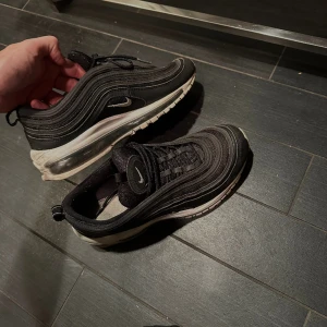 Nike Air Max 97 - Säljer ett par Air Max 97 i fint skick. Skorna är använda sparsamt, och med en liten puts blir dem som nya! Har tyvärr kört iläggssulor och slarvat bort dem gamla, men går ju ha vilka som.