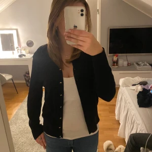 svarta kofta från Lindex - jag säljer denna svarta kofta med gulddetaljer från Lindex❣️❣️ nypris 349 kr🙌🏼 inga tecken på användning