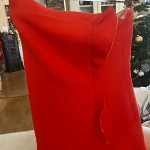 Nya röda klänningar från Sandro - Helt nya klänningar från Sandro i stl 2 Små i storleken, passar 34-36 Nypris runt 3000kr styck Finns nns i Bandhagen 