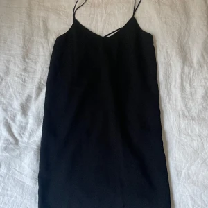 Miniklänninh - Miniklänning från Mango som är tyvärr för liten för mig nu. Använt en fåtal gånger för några år sen. Den sitter lite som oversize och har en fin kors detalj på ryggen.