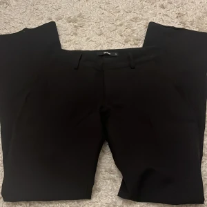 Lågmidjade kostymbyxor  - Säljer dessa Vera lågmidjade kostymbyxor från bikbok då dom är för små för mig! Använda några gånger men inga defekter! Nypris 399 men säljer för 200! OBS välj gärna instabox som fraktalternativ! 