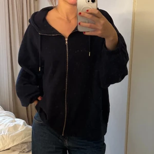 Hoodie med dragkedja - Säljer denna mörkblå hoodie med dragkedja💕💕den har knappt kommit till användning och är i mycket bra skick💕Den är i storlek XL men den sitter normalt oversized på mig!