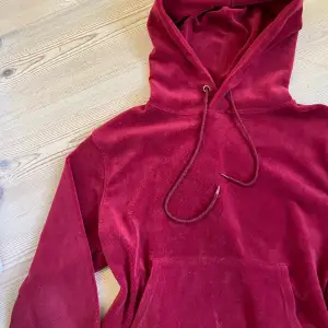 Mörkröd fin hoodie i mjukt samets material, passar XS-M 