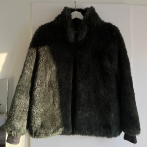 Pälsjacka  - Säljer denna fejk pälsjacka från hm, den är aldrig använd, där av mycket bra skick. Skriv gärna vid frågor🌟