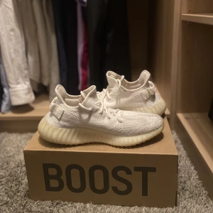 Yeezy boost 350 v2 - Cream White - Hej Säljer ett par yeezys jag köpt på stockx 2019. Dem är i bra skick förutom smustet som visas på 3:e bilden, men inga andra defekter osv. Hör av dig vid minsta intresse!