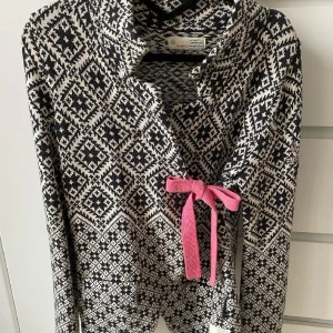 Odd Molly kofta - Svart Odd Molly-kofta med rosa detaljer och knyte i sidan. Den är i nyskick och originalpriset ligger runt 1500. Sitter som xs-s, men är storlek 0