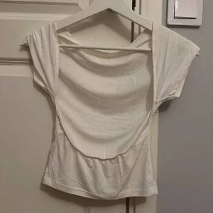 Tröja med öppen rygg - Den är i nyskick, aldrig använd. Jag tycker inte om hur den sitter på mig. Inga defekter 💕