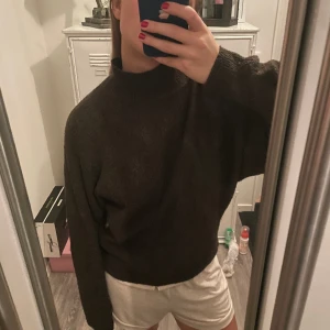 Brun stickad trlja - Mörk Brun stickad tröja från HM som knappt är använd!!