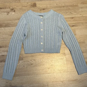 blå stickad kofta  - säljer då den inte längre kommer till användning🩵 