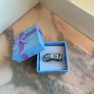 Helt ny ring som säljs! Köpt från Olympia rings. Den är justerbar!