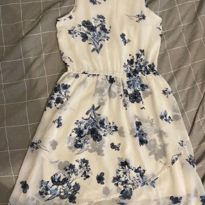 Blommig Klänning - Jätte fin och gullig sommar klänning, använd kanske en eller två gånger🤍 