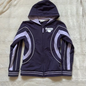 Hello Kitty zip-up - Lila Hello Kitty zip-up. 💜skriv för mer bilder! 