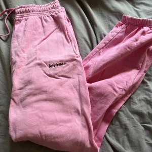 Mjukisbyxor - Säljer mina iets Frans… mjukisbyxor köpa på Urban Outfitters för 550kr!💕 säljer då de är alldeles för stora på mig