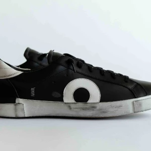 Oliver Cabell skor - Tja!  Säljer ett par helt nya Oliver Cabell skor i storlek 44. Dem är ALDRIG använda. Hann inte göra retur på dem då jag varit utomlands, därav säljer jag dem här istället.  Köparen står för frakt. Inga byten. Kan mötas upp i lkpg. Bud från 1000:-