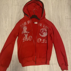 Aimforthemoon (röd) - Säljer nu min sjukt feta aimforthemoon hoodie (limited edition). Perfekt för alla väder. Kontakta mig i DM vid fler frågor!