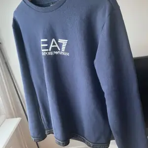 Blå EA7 Sweatshirt Storlek M Skick 5/5 använd 5 gånger