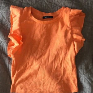 Zara volang tröja  - Säljer denna coola tröjan från zara. 💕Använd ca 3 gånger. 💗 Skriv för fler bilder💕