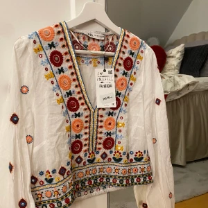 Zara blus - Super fin broderad blus från zara, NY skick & helt OANVÄND💞köpt för 399kr säljer för 250kr, men priset går att diskutera