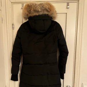 Vinterjacka - Säljer min otroligt fina Canada Goose jacka som tyvärr är lite för tight på nu. Storleken är M men passar mestadels för S då denna modellen är liten i storlek. Använd 2 vintrar, pris kan diskuteras vid snabb affär :)