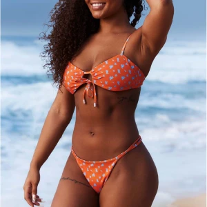 Lounge bikini  - Hej! Säljer min bikini från lounge eftersom de inte passar mig. Använd typ två gånger. Fortfarande väldigt fint skick. Nypris för båda delarna var 525kr men jag tänker väll runt 350. Båda delarna är i storlek S