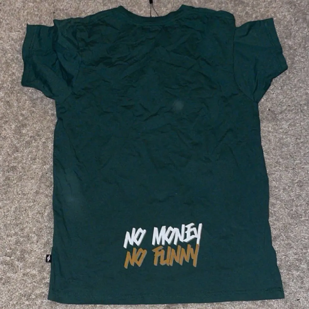 Rolig tshirt som jag säljer för jag aldrig har använt. Säljs billigt då den är lite cp.. T-shirts.