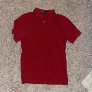 Polo Ralph Lauren pike - Snygg Röd polo Ralph lauren pike. M men passar S.