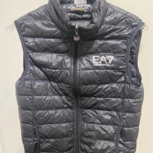 Ea7 väst - Hej! Jag erbjuder min EA7-väst till försäljning för 479kr. Den är i utmärkt skick, utan några skador, och ser riktigt fint ut. Storleken på västen är M för herr.  Vid eventuella frågor, är du välkommen att kontakta mig när som helst!